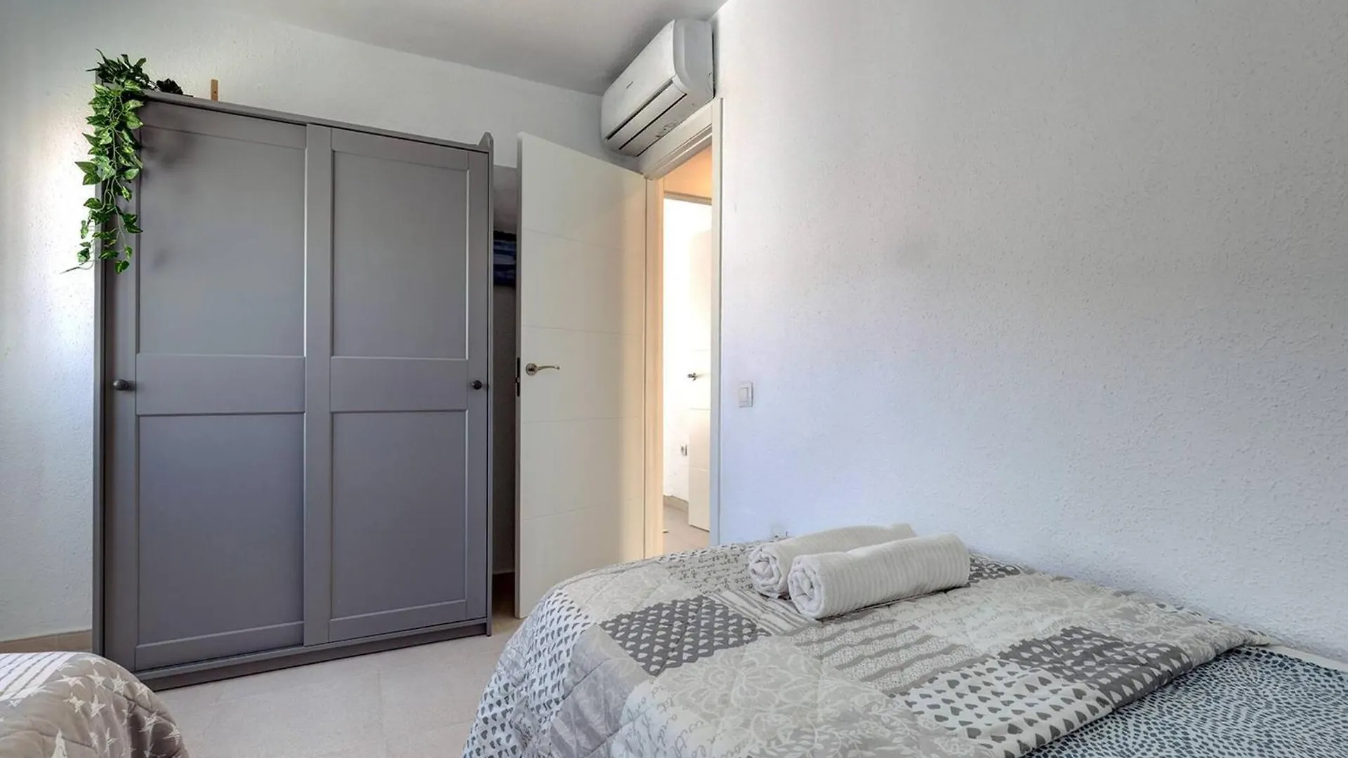098 Traditional 2 Bed Pueblo Townhouse With Private Terrace ベナルマデナ スペイン