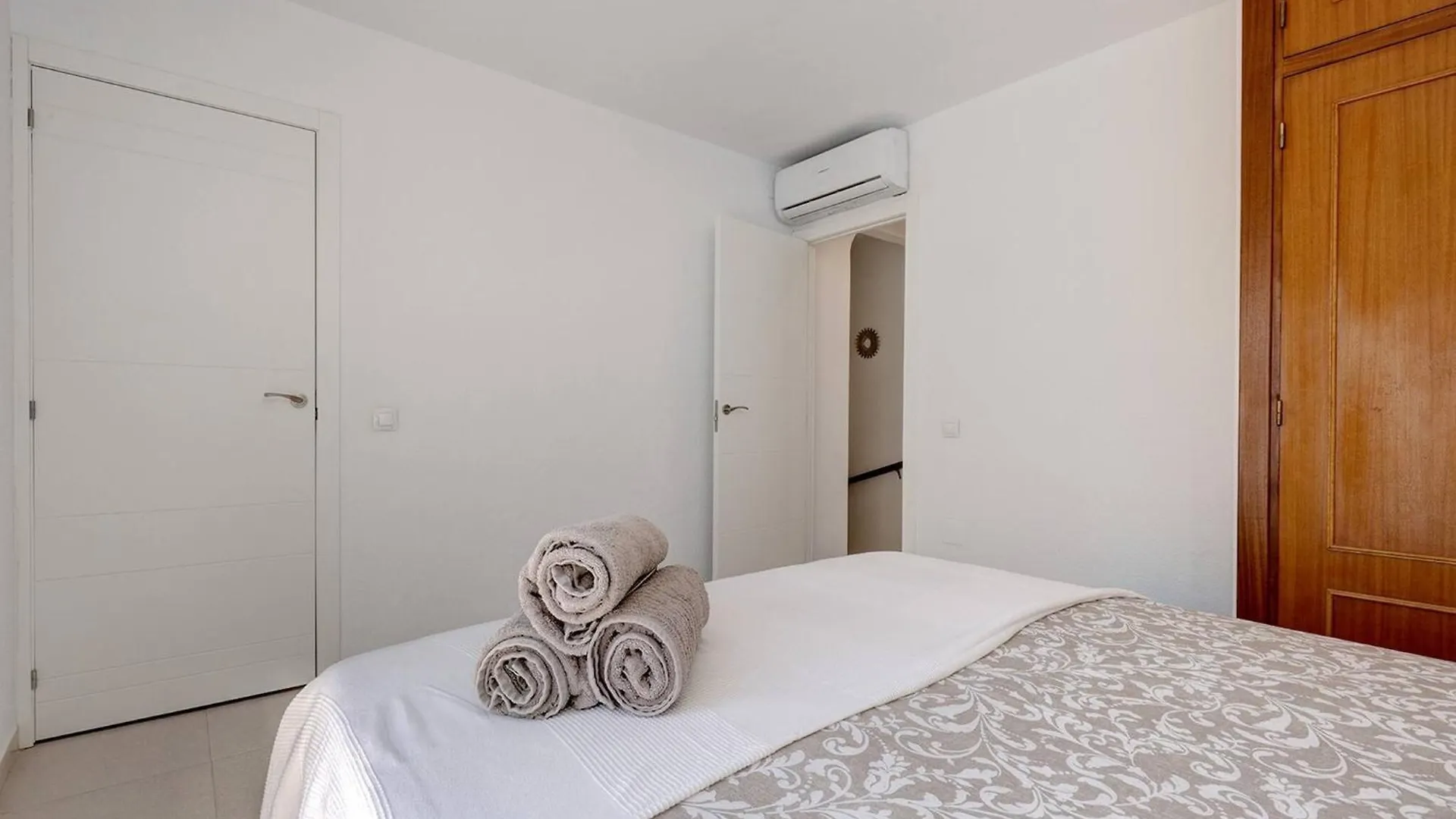 別荘 098 Traditional 2 Bed Pueblo Townhouse With Private Terrace ベナルマデナ スペイン